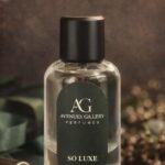 هو عطر شرقي زهري دافئ، يتميز بتركيبة حسية وجذابة. تشمل مكوناته الأساسية مزيجاً من الفانيليا، العنبر، المسك، وجوز الهند (سويت)، مما يمنحه طابعاً حلوًا ودافئاً في آن واحد.